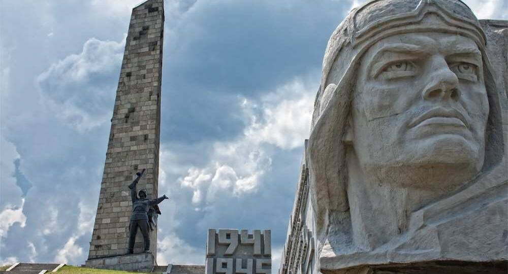 Почему курган "Саур-могила" называется именно таким образом?