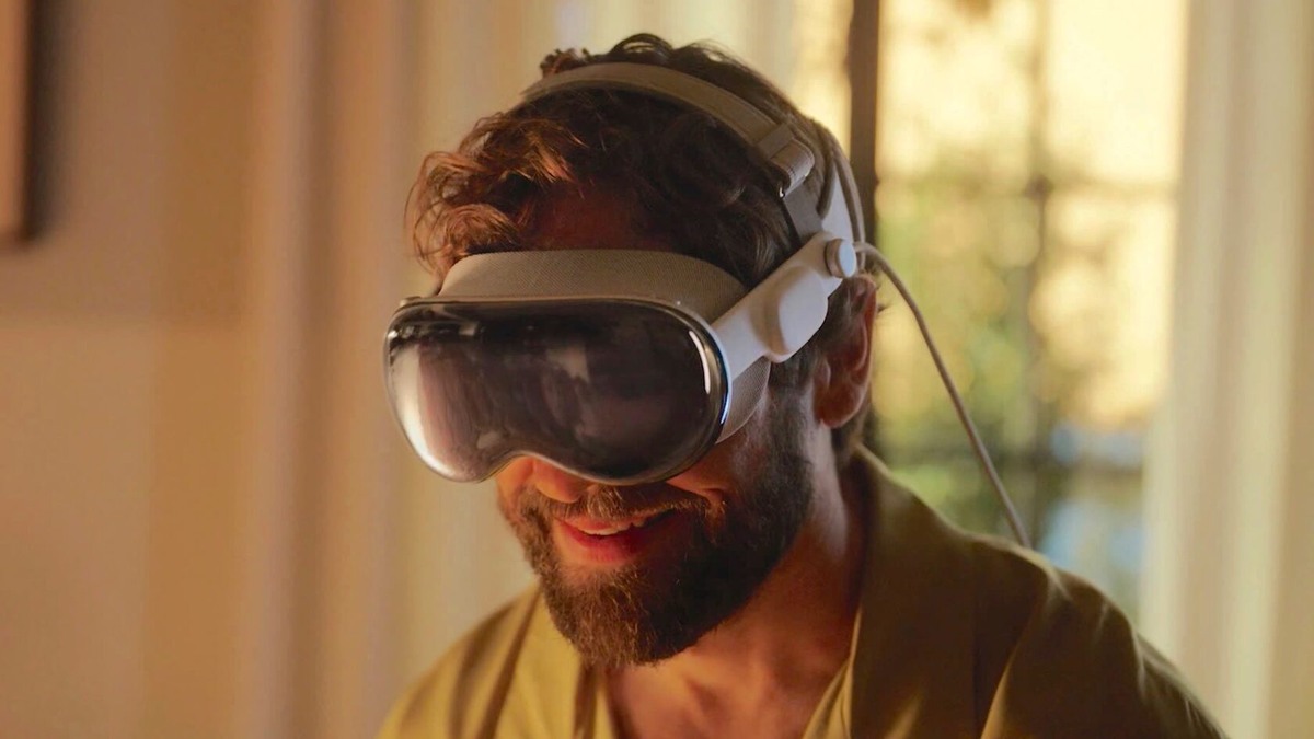 AR-шлемы, такие как Apple Vision, в отличие от умных очков, имеют громоздкий дизайн и не предназначены для повседневного использования.