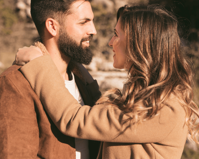 Мужчина и женщина смотрят друг на друга с нежностью, символизируя возможность возобновления отношений с бывшими