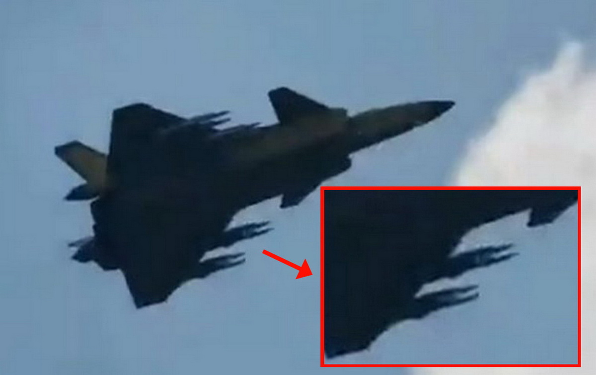 Новый кадр из видеоролика, появившийся в китайском интернете, демонстрирует J-20, летящий с восемью дальнобойными ракетами класса «воздух-воздух». Кадры Weibo