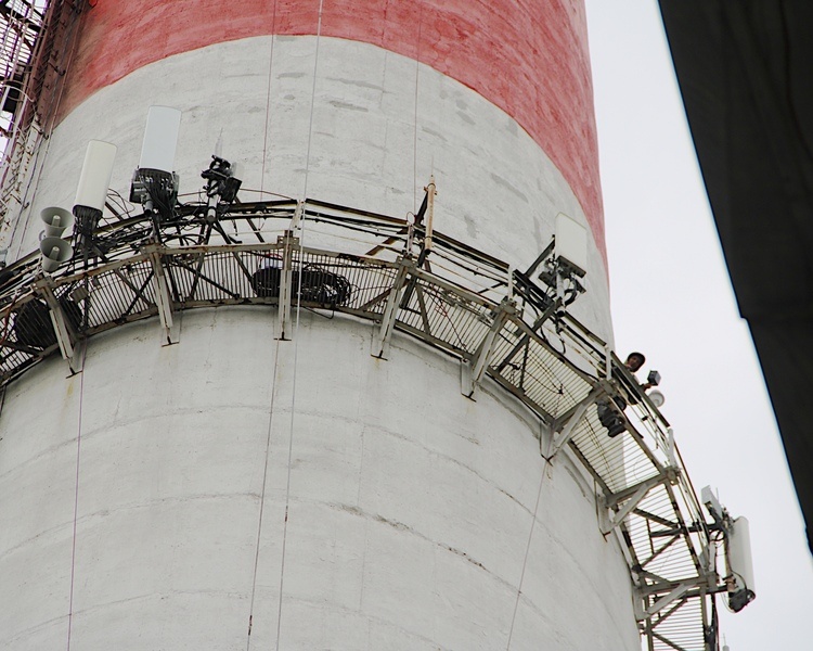     В Курске на трубе ТЭЦ-4 обновляют ночную маркировку