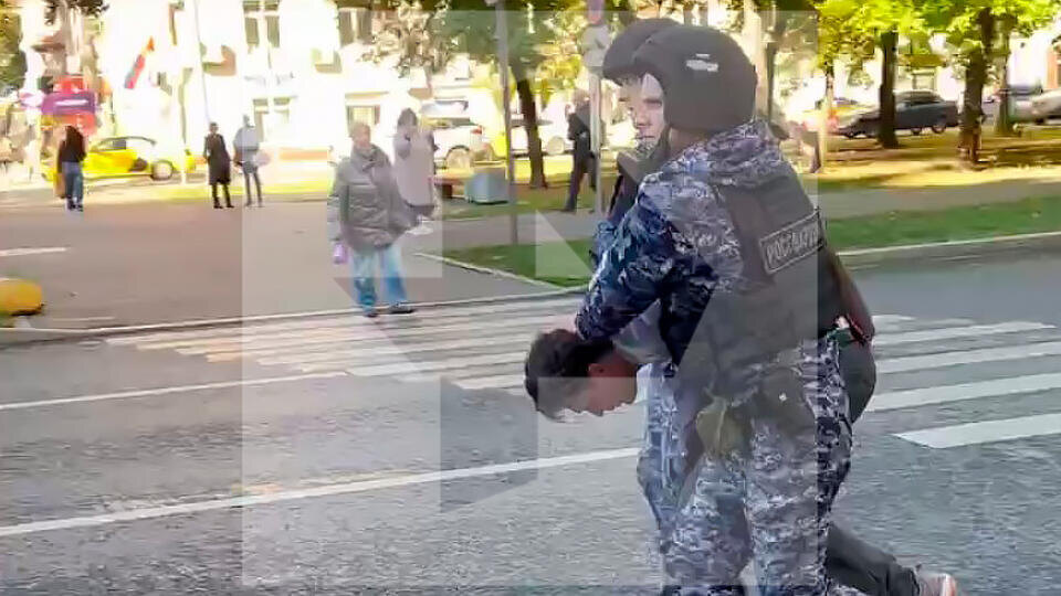     Мать убийцы сотрудницы Сбербанка рассказала о рабочих конфликтах сына РЕН ТВ
