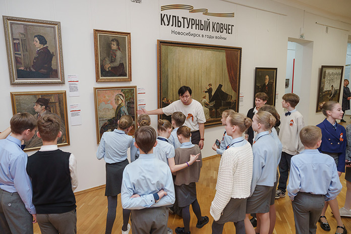    Художественный музей организовал серию тематических экскурсий для школьников на выставке «Победителям посвящается!». Фото предоставлено НГХМ