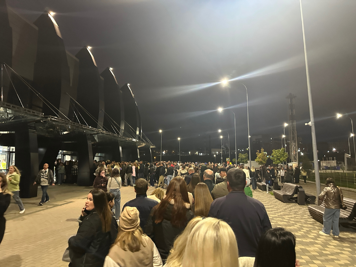 Вот такая очередь на вход) 