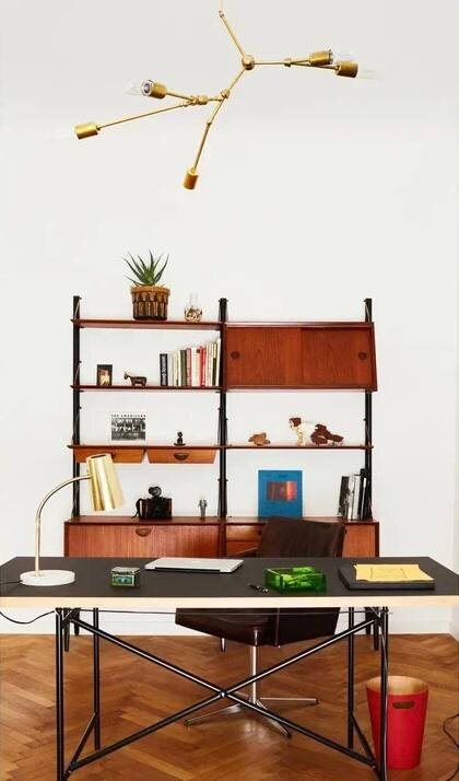 Стиль mid-century modern. https://www.admagazine.ru/how-to-make/kak-oformit-interer-v-stile-mid-century-modern-6-sovetov-s-primerami

Copyright © Издание Redesign. Читайте больше здесь: https://redesign-home.ru/kak-sozdat-autentichnyj-interer-s-elementami-poslevoennoj-epohi/ .