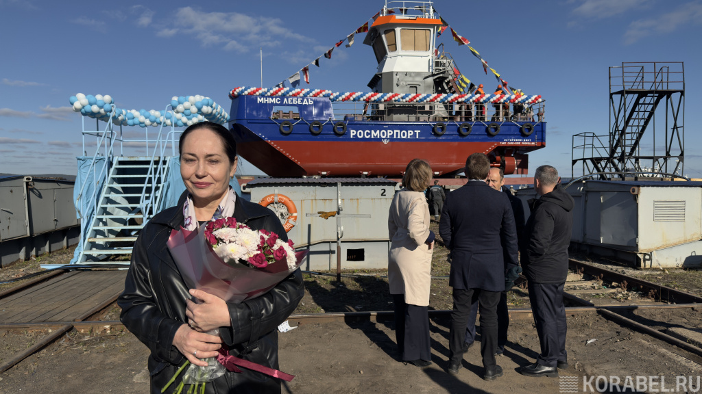 . По традиции судно благословила крестная мать – мастер корпусного производства О.Ю. Лазарева. / Фото: Корабел.ру  📷
