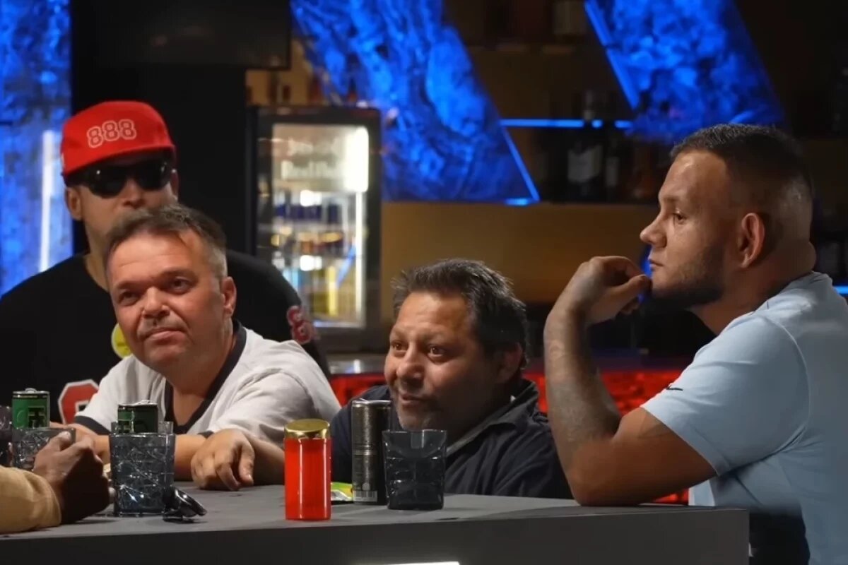    Соперниками стали чешский актер Юлиус Орачко и трио в составе Петра Марека, Ладислава Нада и Михаила Полаковича.