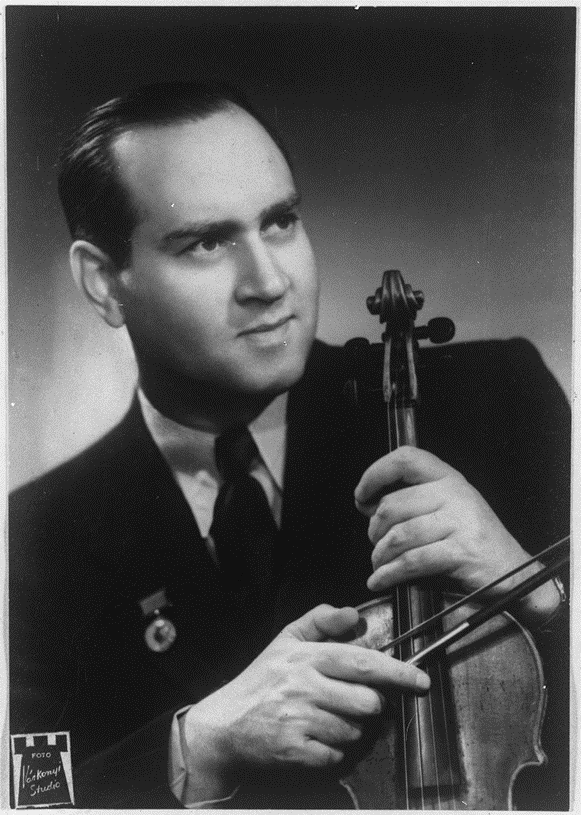 Ойстрах Д.Ф. - советский скрипач, альтист, дирижёр и педагог. Фотопортрет. Из Фондов Музея музыки.