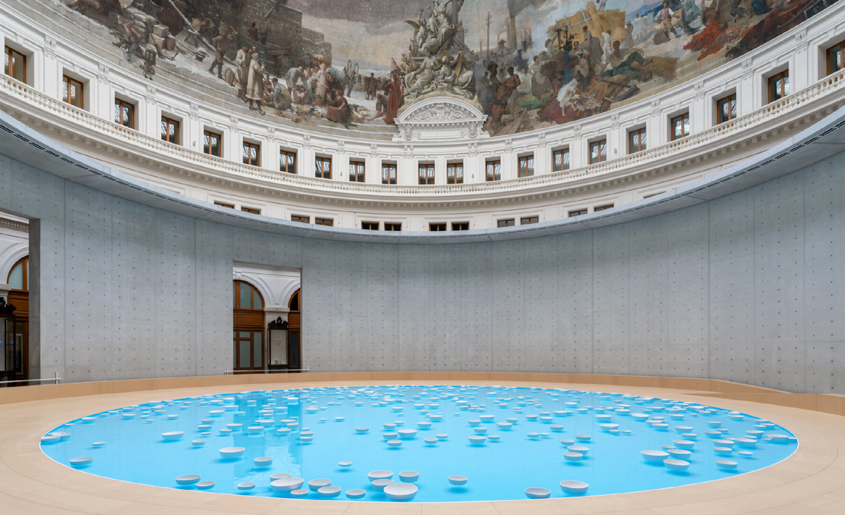 © Céleste Boursier-Mougenot, clinamen v.10, 2012-2025. Photo: Nicolas Brasseur / Collection Pinault, Bourse de Commerce, Paris