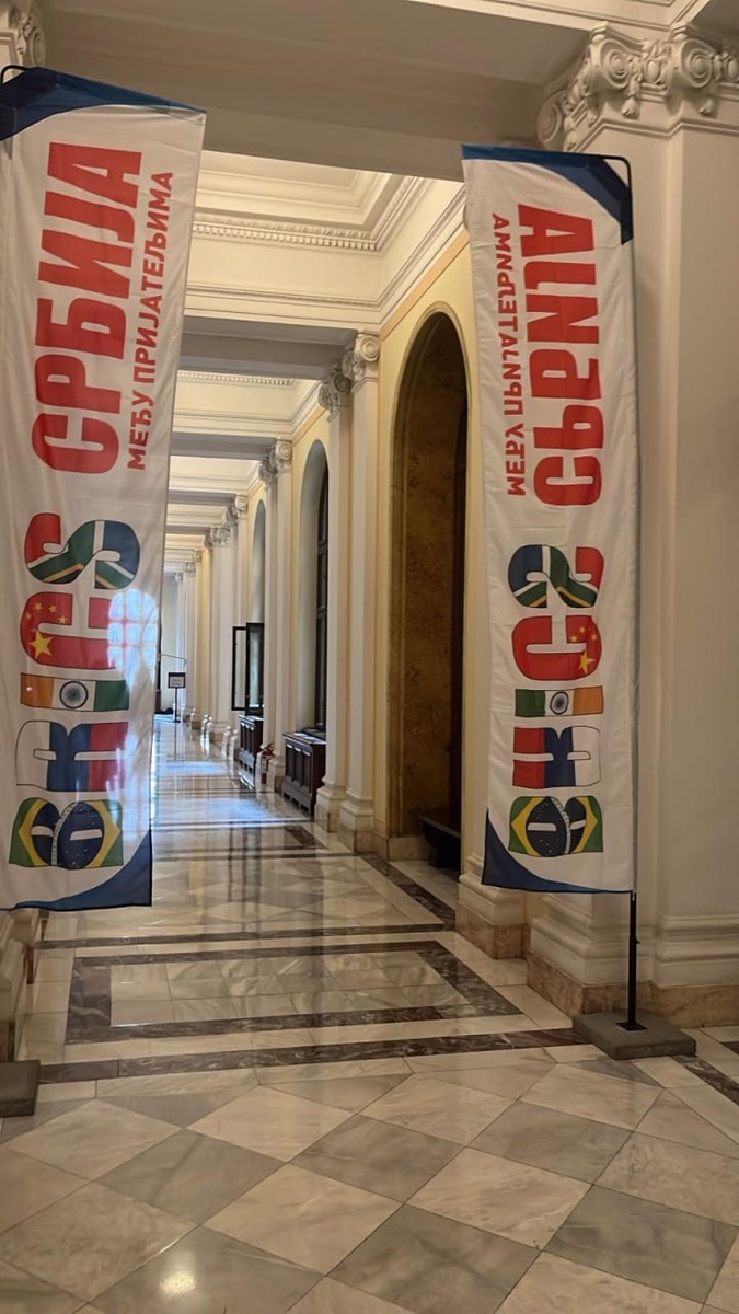 Мероприятие проведено в национальном парламенте Сербии. Участие принимают депутаты, дипломаты, представители церкви, журналисты и другие гости из множества стран. 

Конференцию организуют "Движение социалистов" и парламентская группа по сотрудничеству и присоединению к БРИКС в партнерстве с Институтом стратегического общественного диалога.
"Это первая конференция в Сербии, посвященная БРИКС, и она имеет целью открыть широкую общественную дискуссию о месте и роли Сербии в современных глобальных процессах",

 - указали организаторы.
На конференции присутствовали представители Международного Альянса стратегических проектов БРИКС. С приветственным словом выступила Лариса Николаевна Зеленцова, президент МАСП БРИКС

Полное видео конференции доступно по ссылке
https://m.youtube.com/watch?v=GNANAB77ZNo