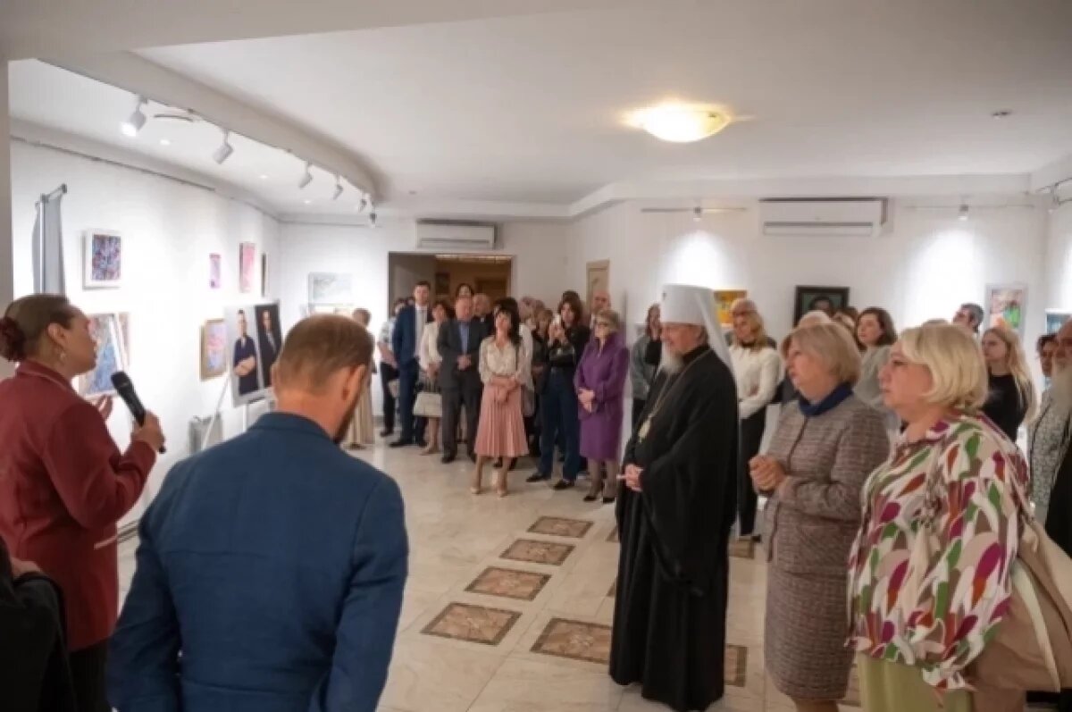    В этот вечер представили выставку и презентовали книгу со знаковым названием «Свет милосердия».