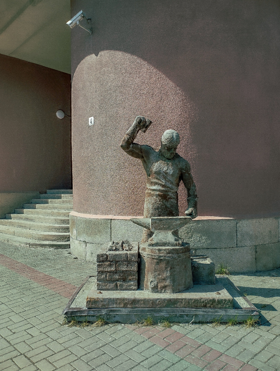 Кузнец. Просто среди улицы в центре города. Фото автора