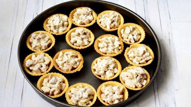 Жульен в тарталетках перед запеканием