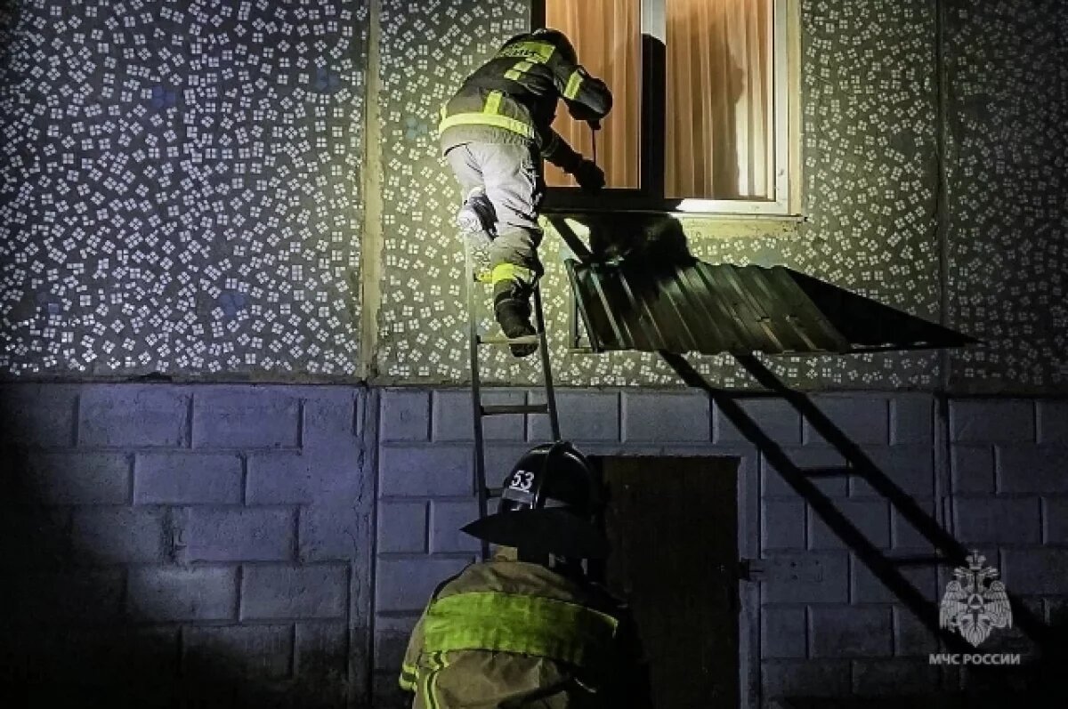    Пожарные в Омской области спасли трёхлетнюю девочку из запертой квартиры