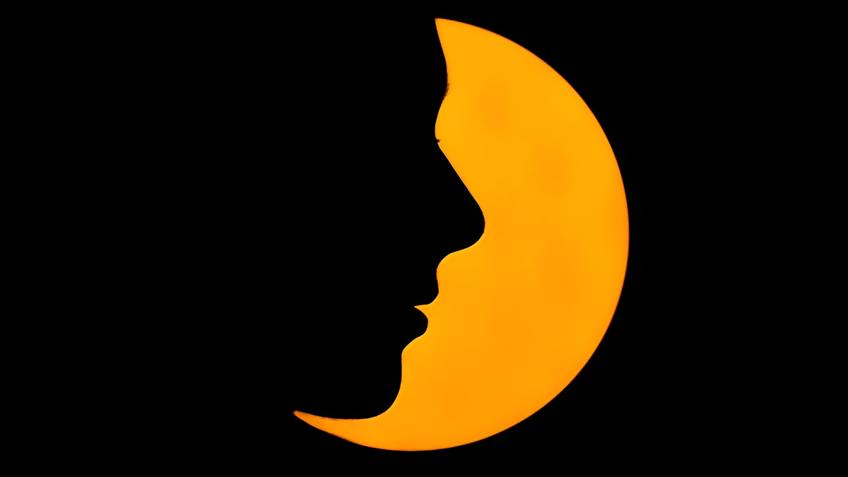 Посмотрите на первую картинку. Что выделилось сразу?