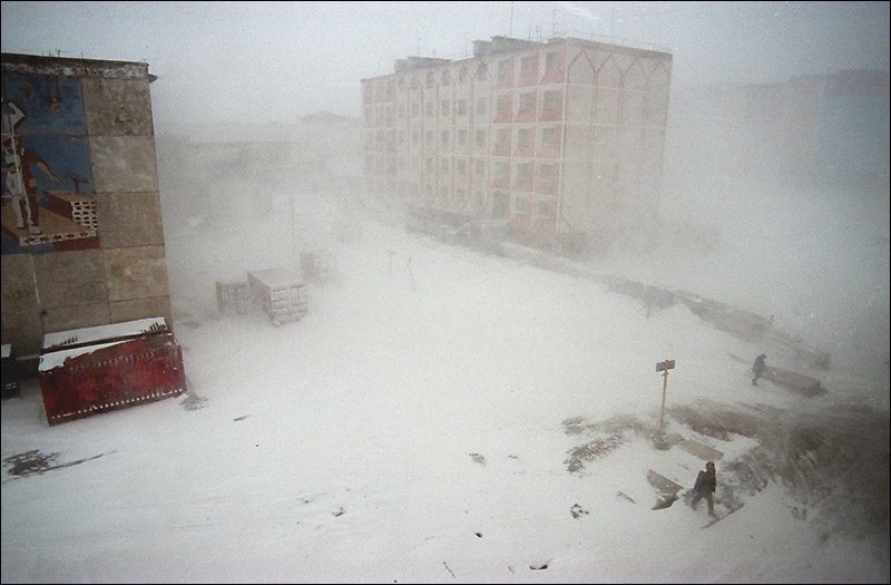 Южак на Чукотке срывает одежду и уносит в море людей, как жители Певека выживают в ураганах по две недели подряд
