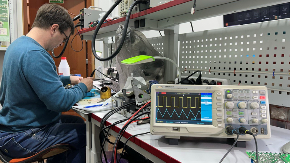 Выполнение практического задания на курсе по ремонту электроники