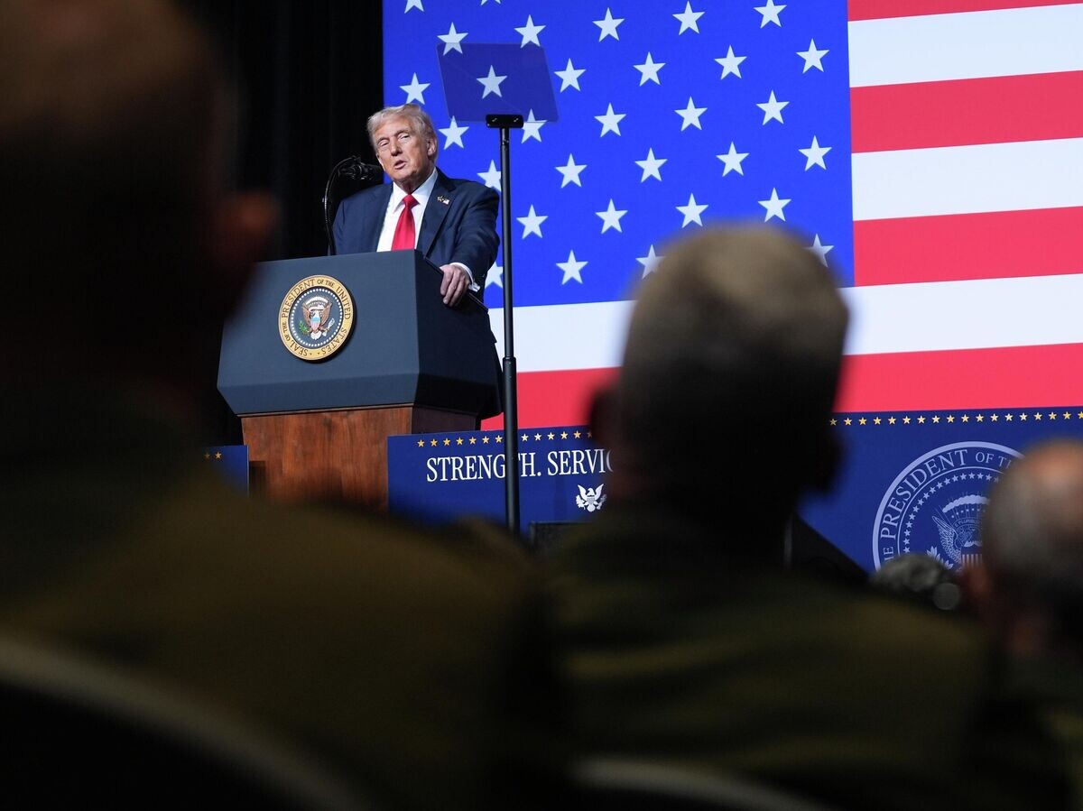    Президент США Дональд Трамп выступает перед высшим военным руководством США на базе морской пехоты в Куантико© AP Photo / Evan Vucci