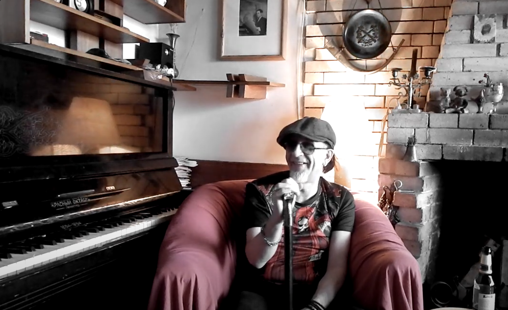 Кирилл Рыбьяков, лидер гр. КООПЕРАТИВ НИШТЯК. Скриншот видеозаписи ютуб-канала "Еноты в поисках упавшей звезды"