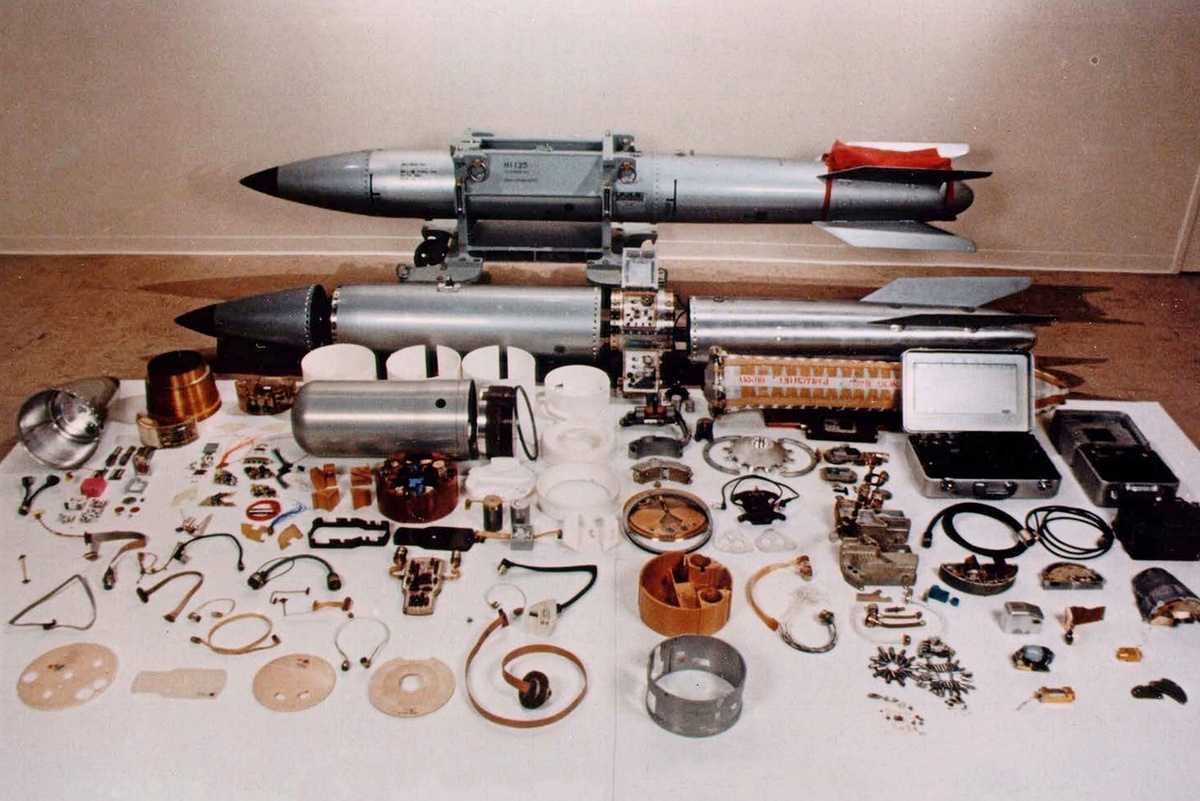    Бомба B61 на разных стадиях сборки. Ядерный заряд - небольшой серебристый цилиндр справа от носового обтекателя./US government DOD and/or DOE