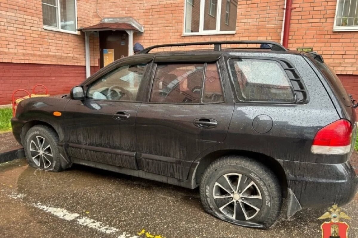    В Удомле мужчина порезал колёса машины обидчика, но ошибся с авто