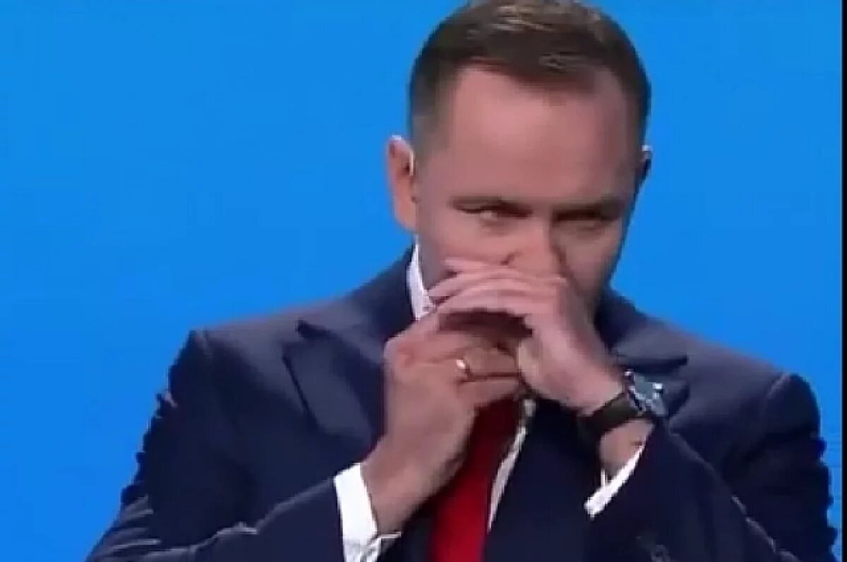    Кароль Навроцкий прямо во время теледебатов закинул за губу снюс.