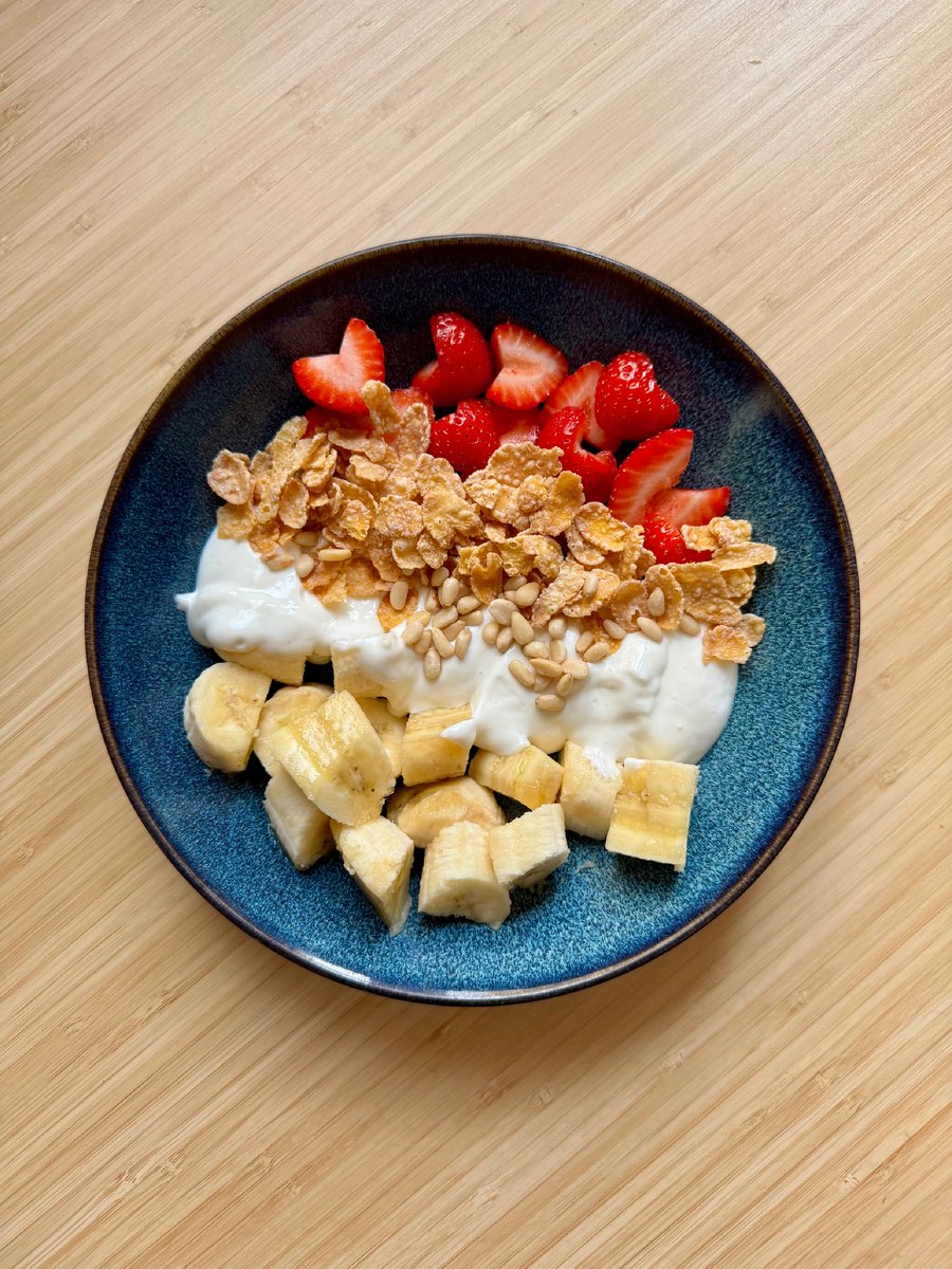 Завтрак. Йогурт и хлопья 