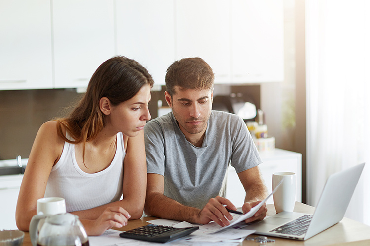    «У семьи должен быть выбор: или ждем, стоим в очереди и получаем земельный участок, или получаем деньги».   
Фото:  ru.freepik.com