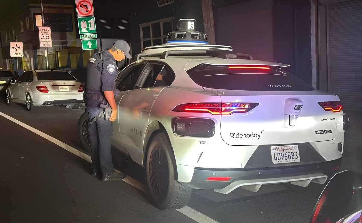    Полиция не смогла выписать штраф беспилотному автомобилю, нарушившему ПДД