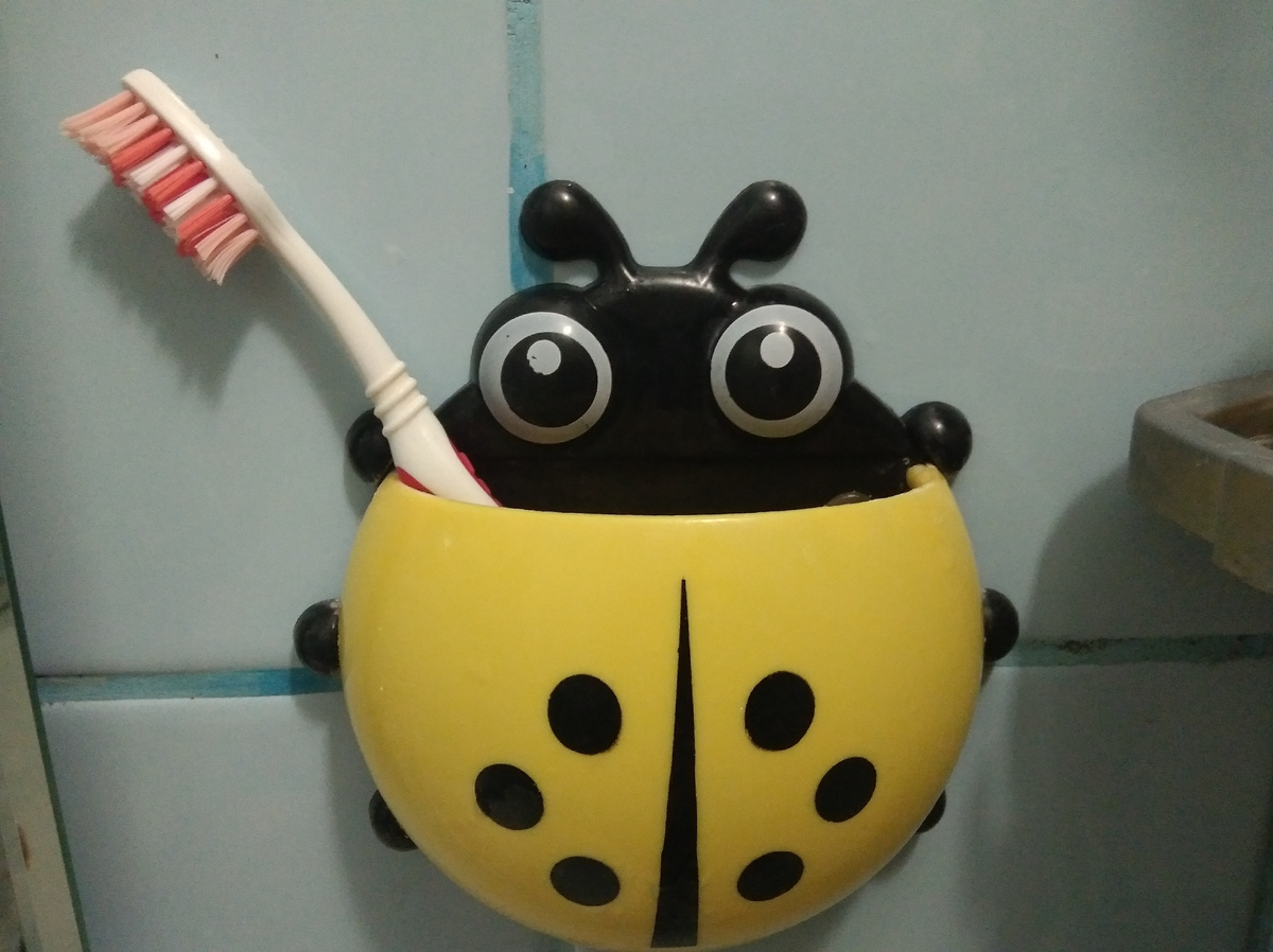 Подставка для  зубной щётки моей дочери