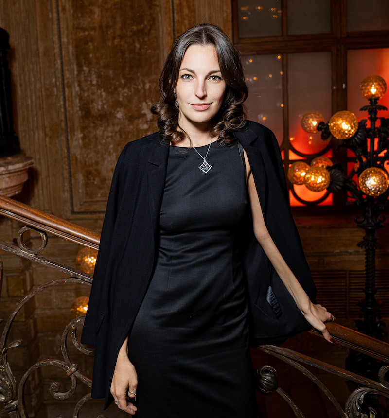 Главный редактор Forbes Woman Юлия Варшавская в серьгах и кулоне, все Mercury Miss Russia