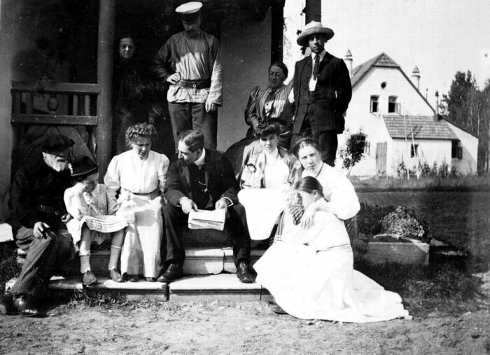 Молодой художник в кругу близких.