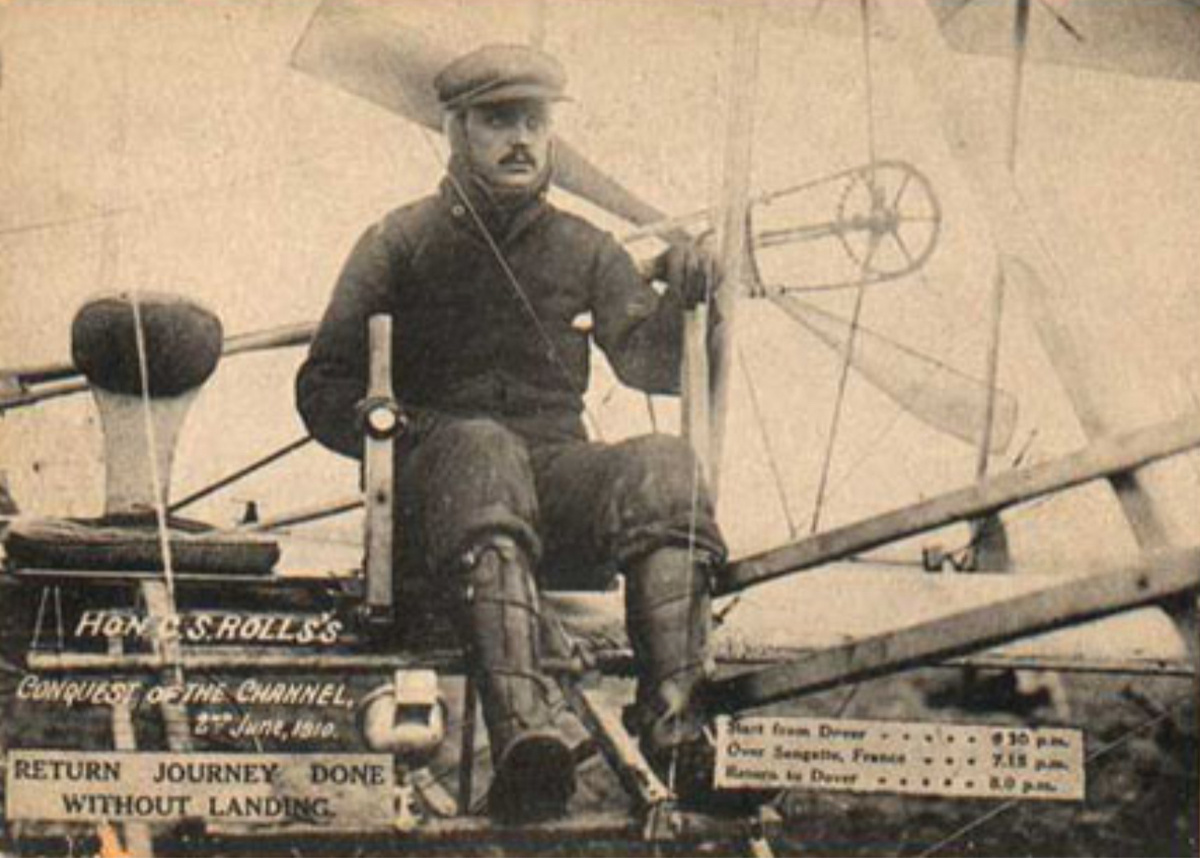 Фото: Чарльз Стюарт Роллс позирует за штурвалом своего французского самолёта Wright Flyer. 2 июня 1910 года Роллс совершил перелёт туда и обратно между Дувром (Англия) и Сангаттом (Франция).