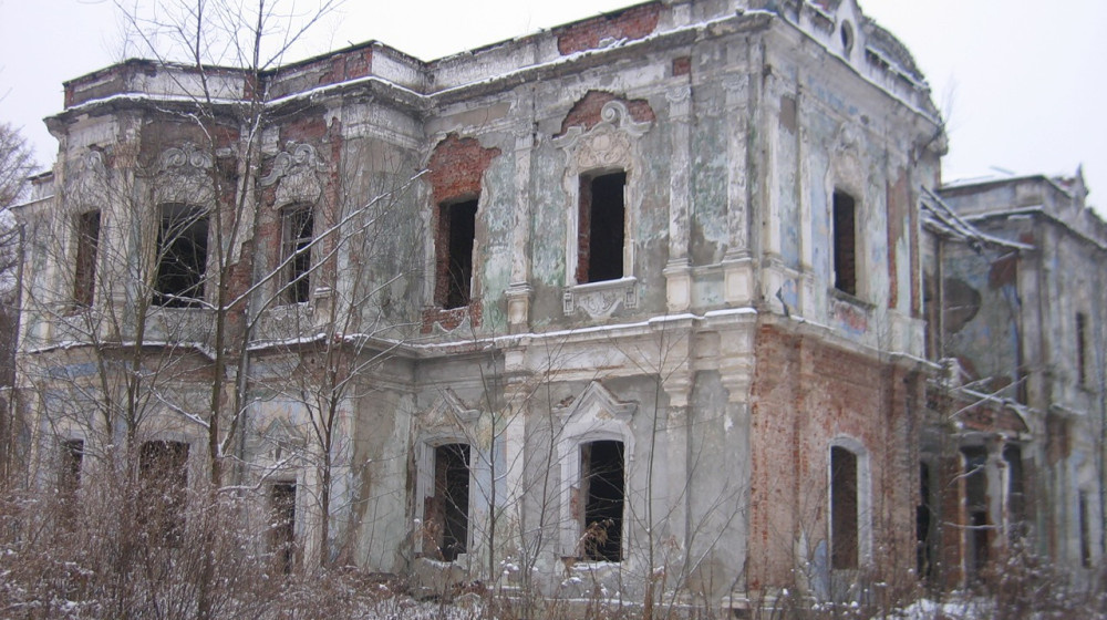    Миллионер оставил все вещи в усадьбе и уехал. Что осталось внутри