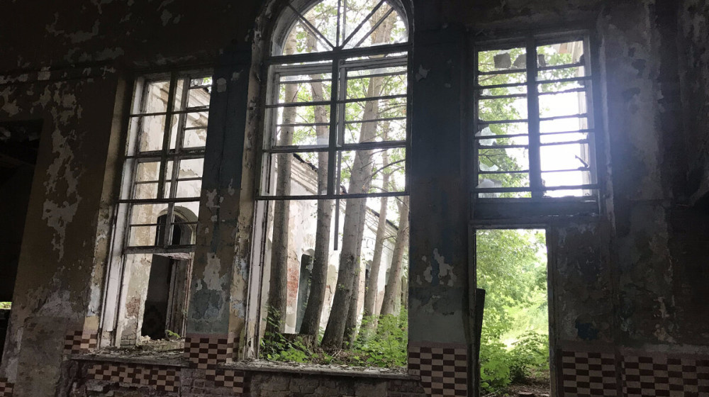    Миллионер оставил все вещи в усадьбе и уехал. Что осталось внутри