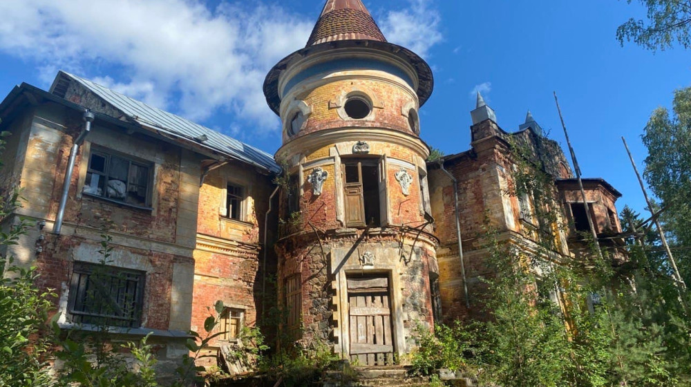    Миллионер оставил все вещи в усадьбе и уехал. Что осталось внутри