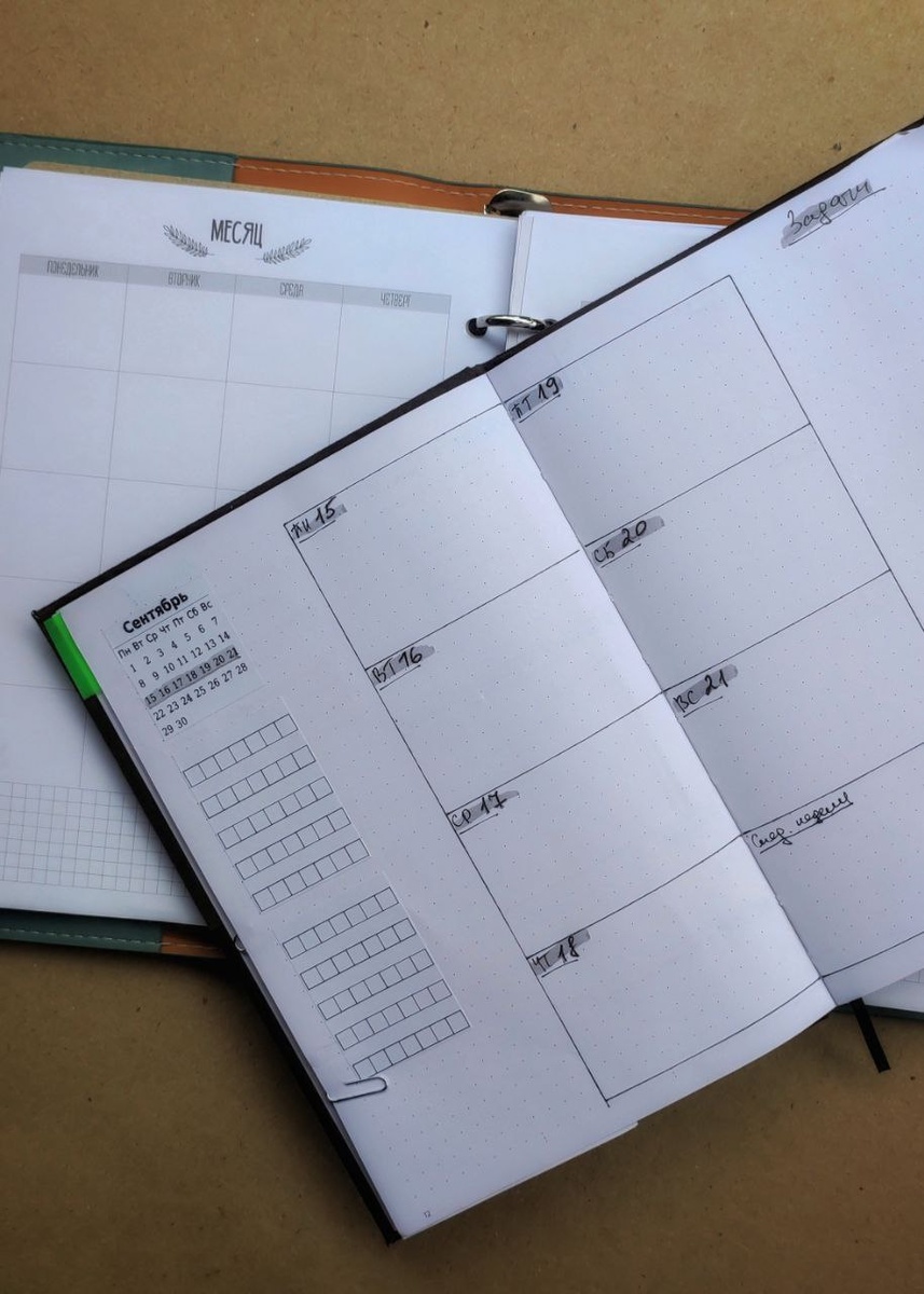 На переднем плане мой текущий планер в блокноте в точку и самодельный разворот на неделю. На заднем плане - готовый разворот на месяц в старом планере.