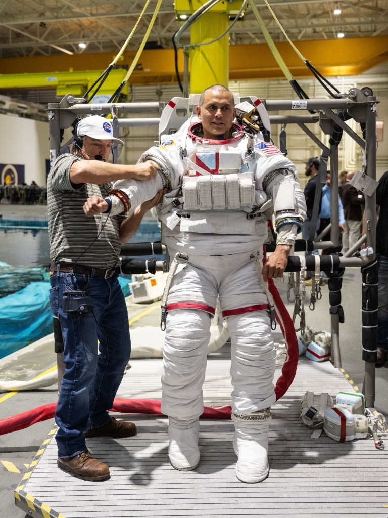 Астронавт NASA Анил Менон во время подготовки к тренировке в бассейне. Источник: NASA