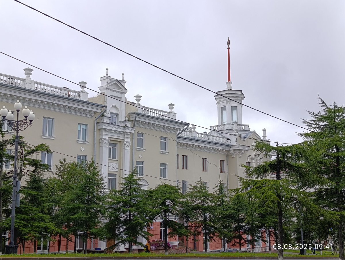 Очень красивое старое здание в Магадане.