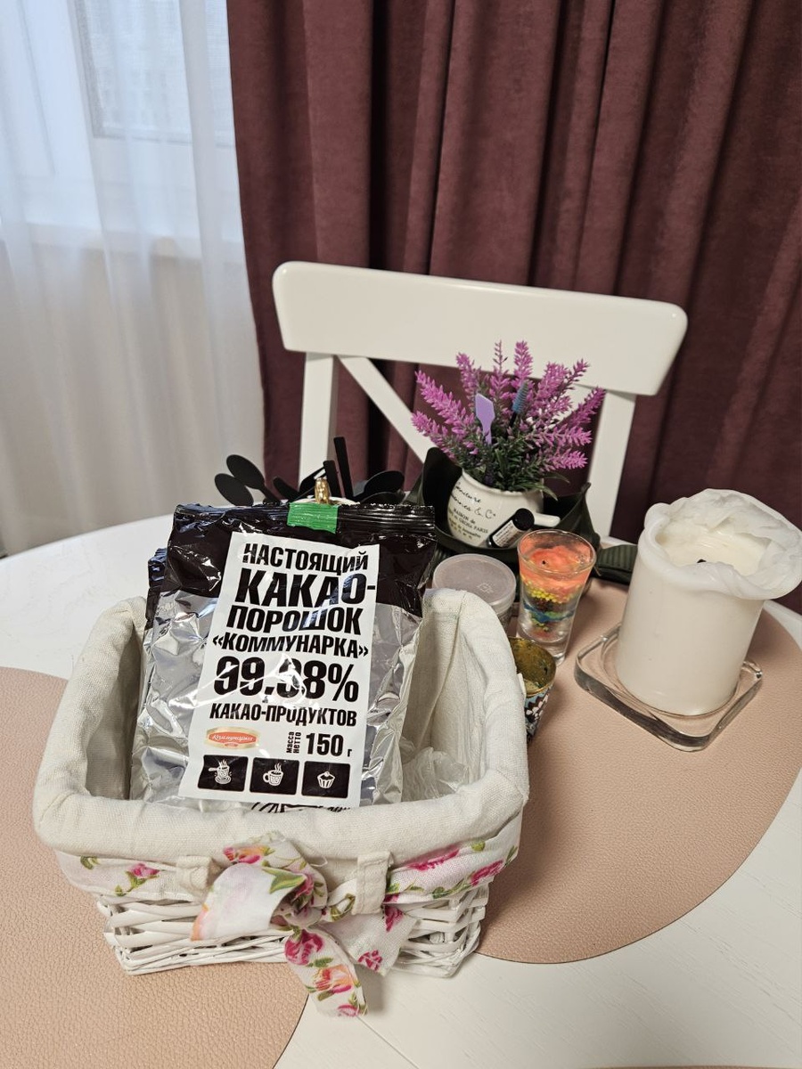 
В холодное время года какао становится не просто напитком, а настоящим источником тепла. Оно согревает изнутри, поднимает настроение и приносит радость. Но ещё круче то, что какао может заботиться о коже, защищая её от холода и ветра!

Почему какао — главный герой зимы?

💟Какао как напиток - то настоящий антистресс: насыщенный шоколадный аромат и вкус возвращают к уютным моментам. Несколько глотков — и день становится теплее.

💟Какао как защита для кожи - масло какао, добытое из какао-бобов, обладает мощными уходовыми свойствами:
✔️Увлажняет и питает даже очень сухую кожу.
✔️Формирует защитный барьер, удерживает влагу и не пропускает мороз и ветер.
✔️Богато антиоксидантами, которые замедляют старение и придают коже здоровый блеск.
✔️Успокаивает раздражения и заживляет трещинки на губах и руках.

💟Масло какао люблю всей душой, в холодное время  года расход увеличивается в разы.
Это незаменимый помощник для многих продуктов: 
✔️Крем для лица и тела — спасение от сухости
✔️Бальзам для губ — лечение трещин и защита от обветривания
✔️Масло для рук и ногтей — питает кутикулу и укрепляет ногти

В холодные дни какао - лучший друг!
В кружке оно дарит уют и расслабление, а в уходе помогает сохранить кожу мягкой и увлажнённой.