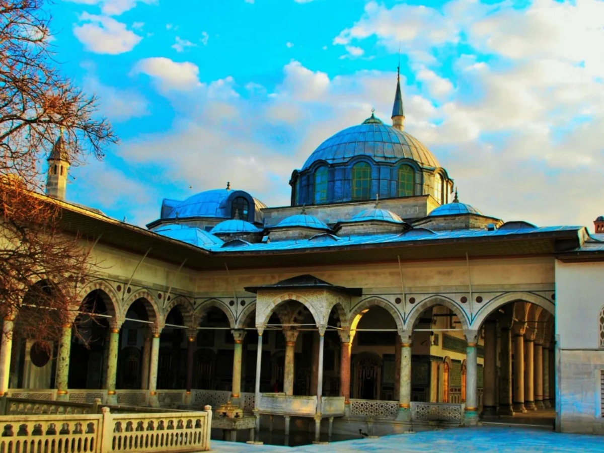 Краткие факты
Параметр	Значение
Местоположение	Сергелий/Султанахмет, Стамбул, на мысе между Золотым Рогом и Босфором
Построен	При султане Мехмеде II — середина XV века (после 1453)
Функция	Резиденция османских султанов и административный центр ~400 лет
Современный статус	Музей / часть исторической территории Стамбула (ЮНЕСКО)
Особенности	Храм реликвий, сокровищница, гарем, кухни, богатая коллекция манускриптов и вооружения