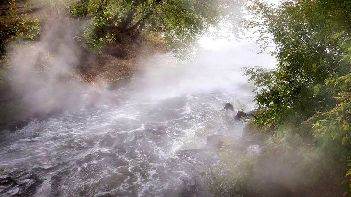Это не туман. ребятки, это самый настоящий пар. Точно такой же, как из чайника.