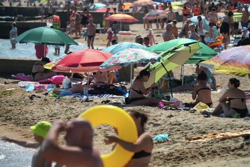     Отдыхающие на пляже в Мариуполе. © РИА Новости. Александр Иванов