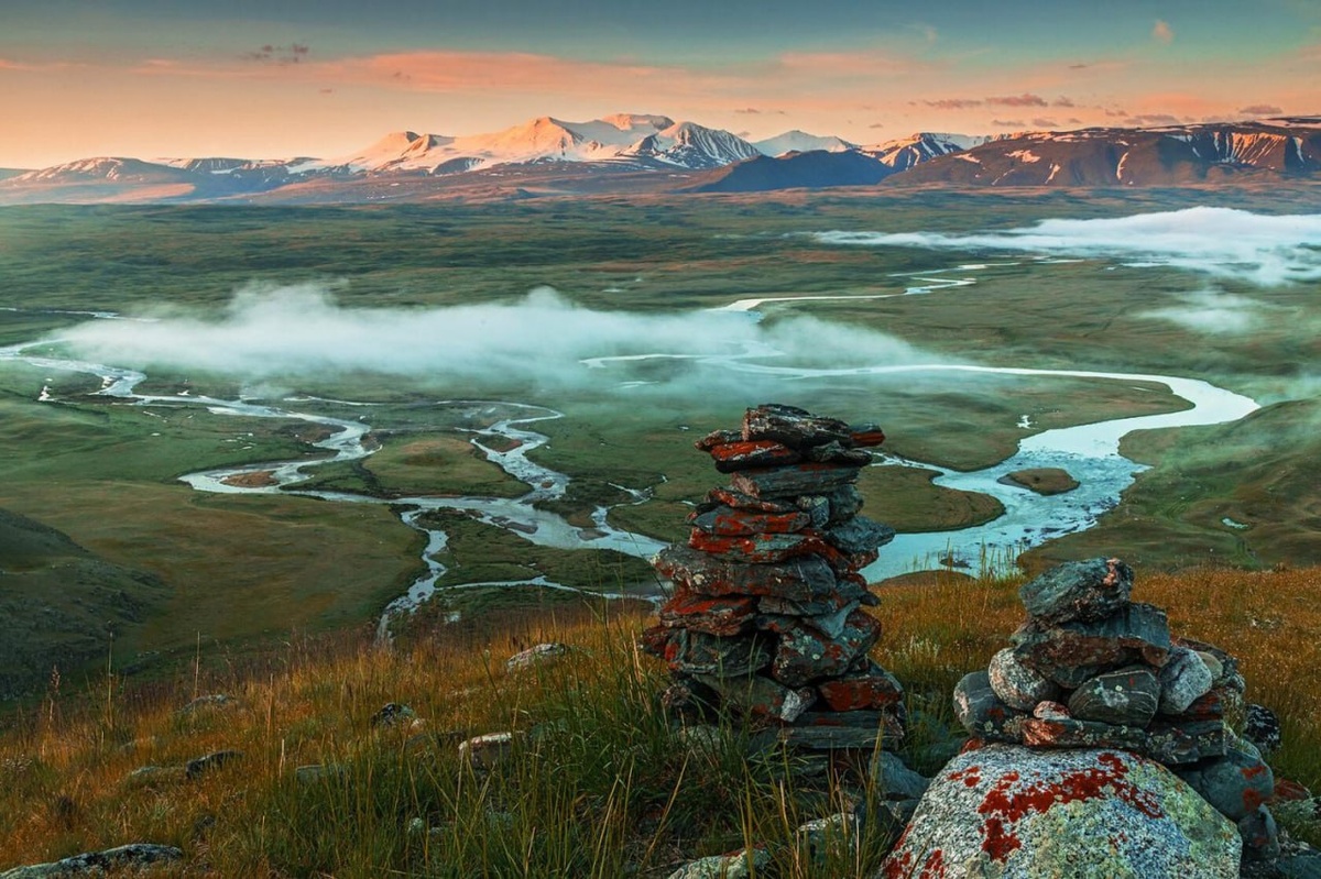 Чудеса природы России. Плато Укок — это не просто точка на карте, это место, где земля встречается с небом, а время течет по-другому.