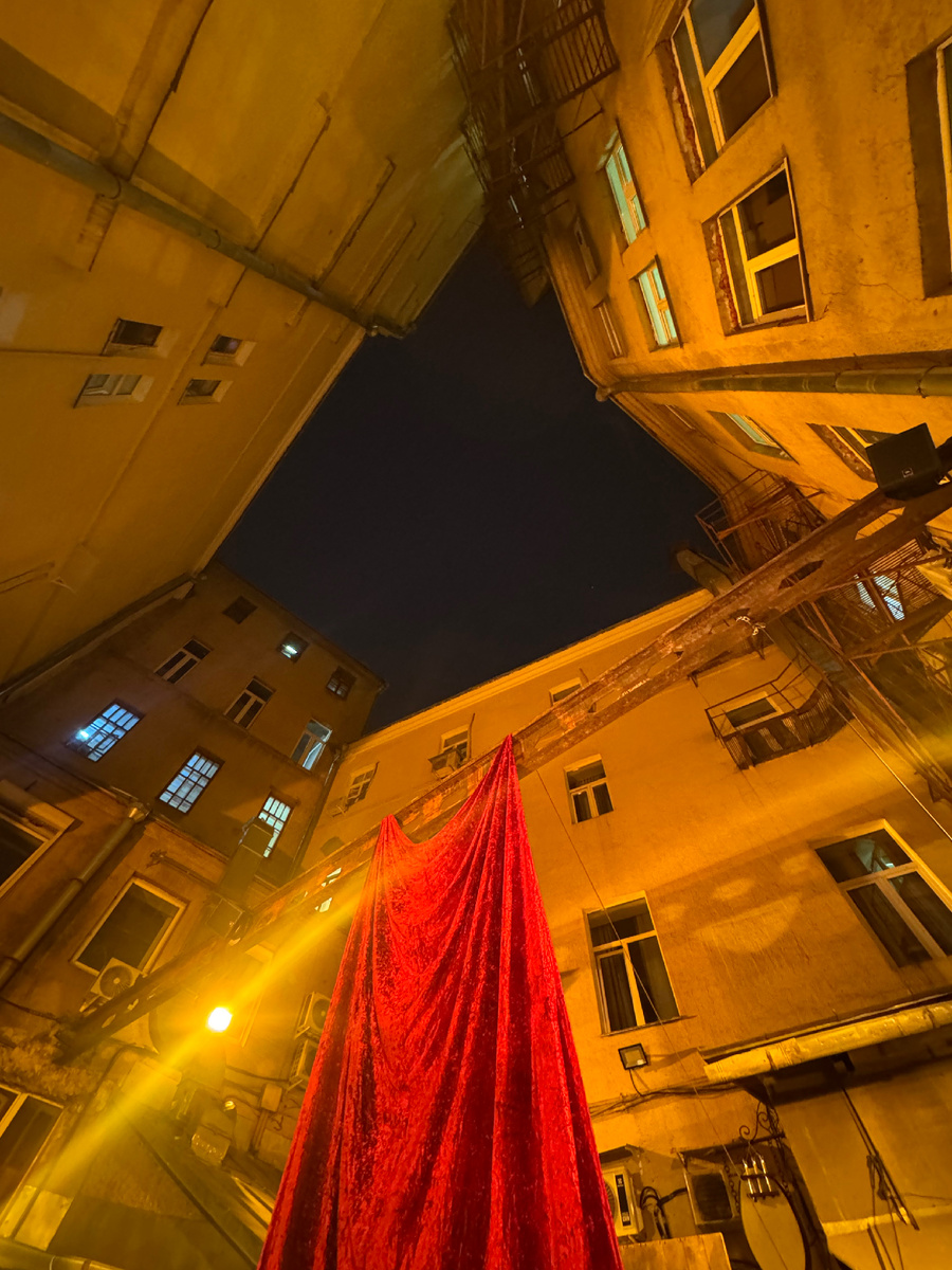 Спектакль был на улице во дворике РАМТа ❤️