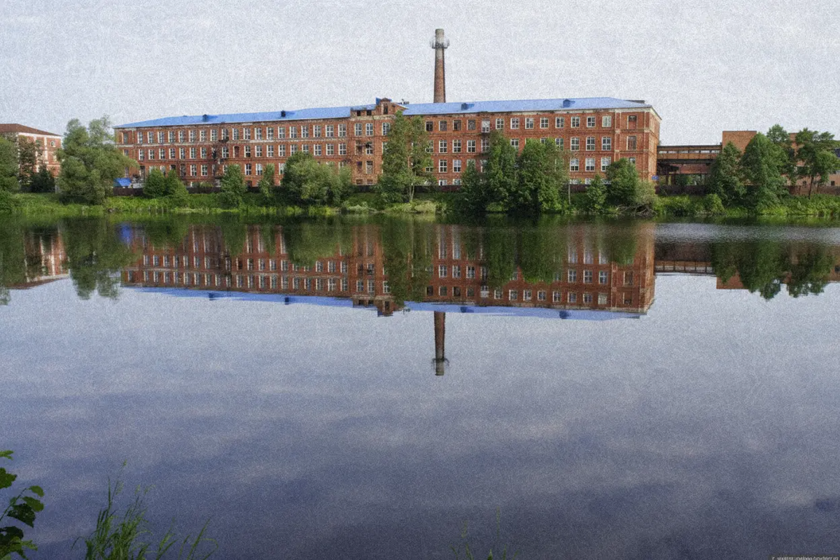 Вид на фабричные корпуса из красного кирпича