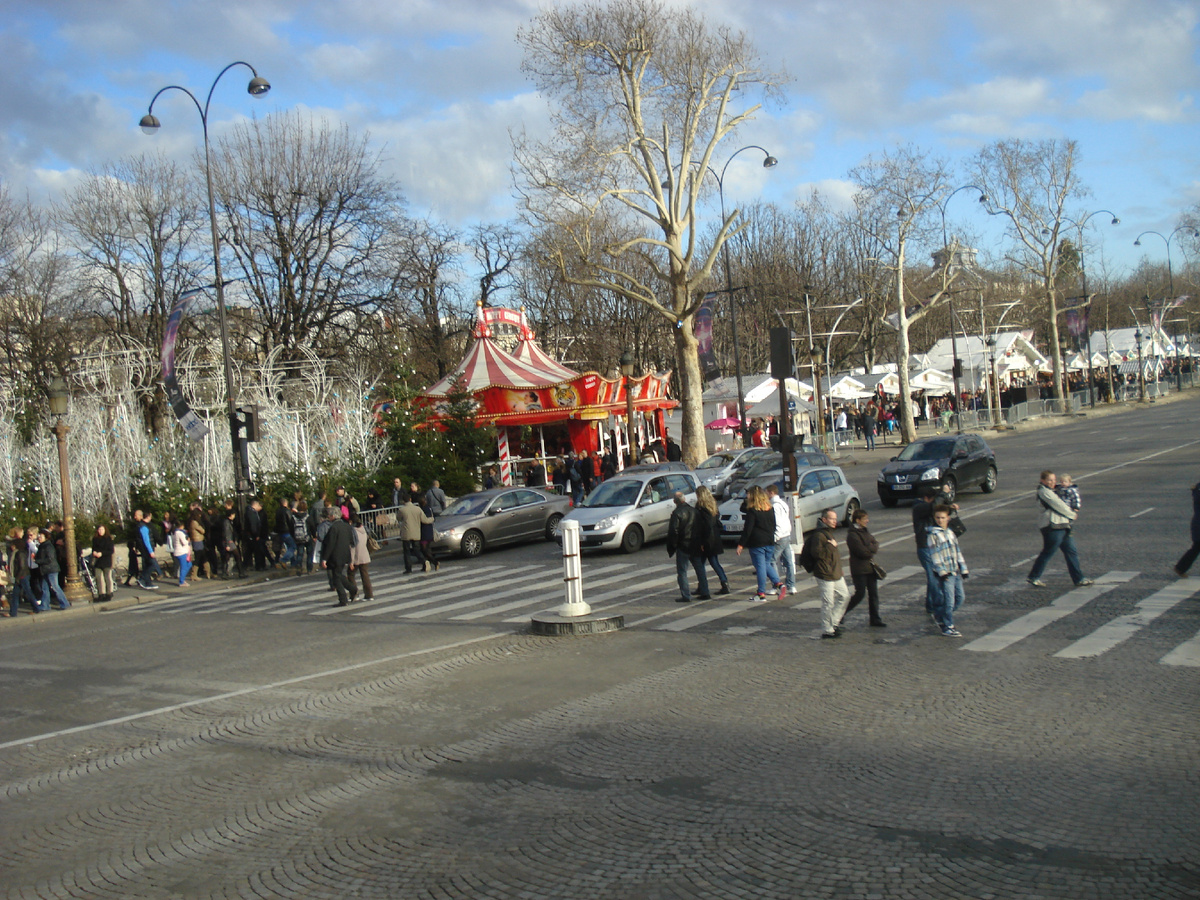Рождественский базар на Елисейских полях