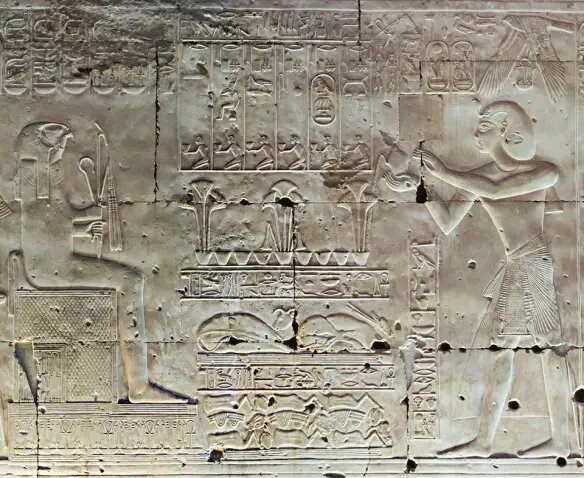 Сцена с северо-запада (вторая с запада) «Комплекса Сокара и Нефертум» в «Великом храме» царя Сети I в Абидосе, XIX династия (ок. 13 век до н.э.) Источник:https://amentetneferet.wordpress.com/gods/triad-of-memphis/ptah/sokar/?utm_source=chatgpt.com