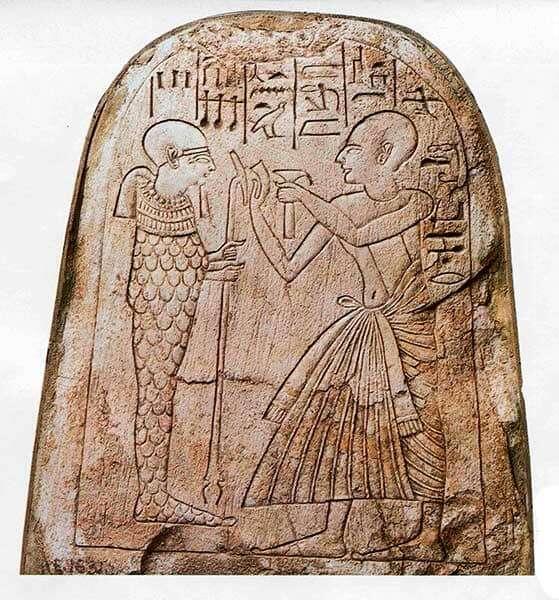 Небольшая закругленная стела из известняка изображает мастера Пашеда, поклоняющегося Птаху, покровителю ремесленников.
(Цейр-эль-Медина. Париж, Лувр.)