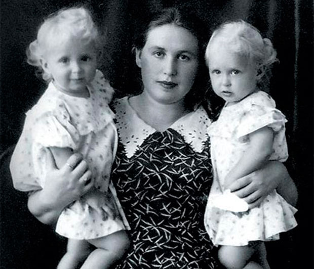 Сестры Зайцевы в детстве с мамой. Фото из открытых источников